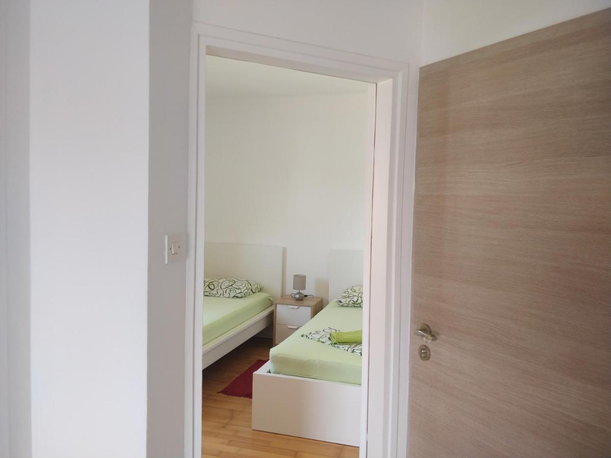 Apartments Booky Novalja Bagian luar foto