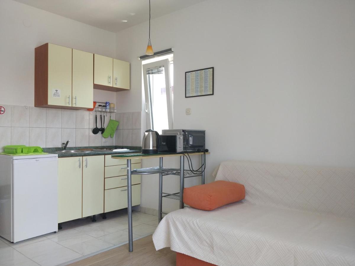 Apartments Booky Novalja Bagian luar foto