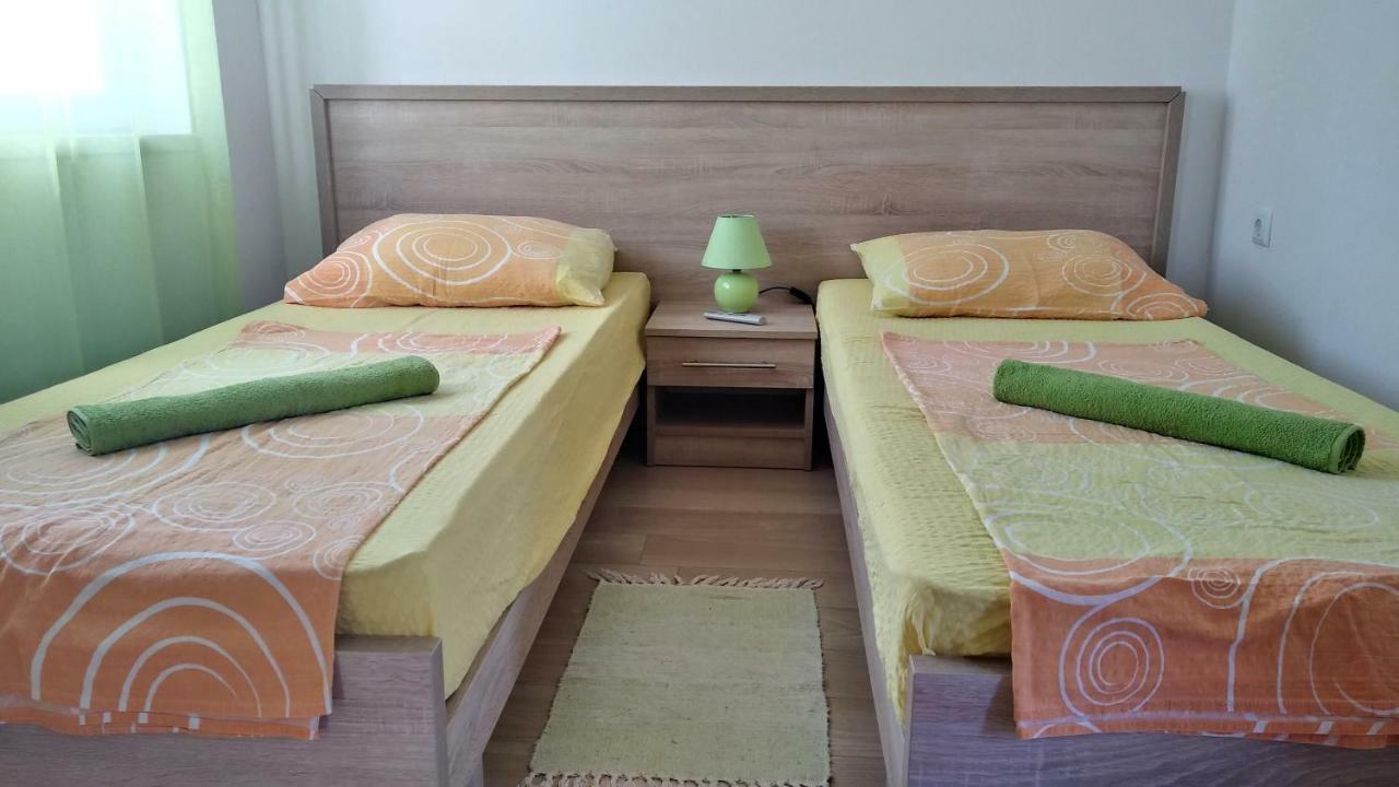Apartments Booky Novalja Bagian luar foto