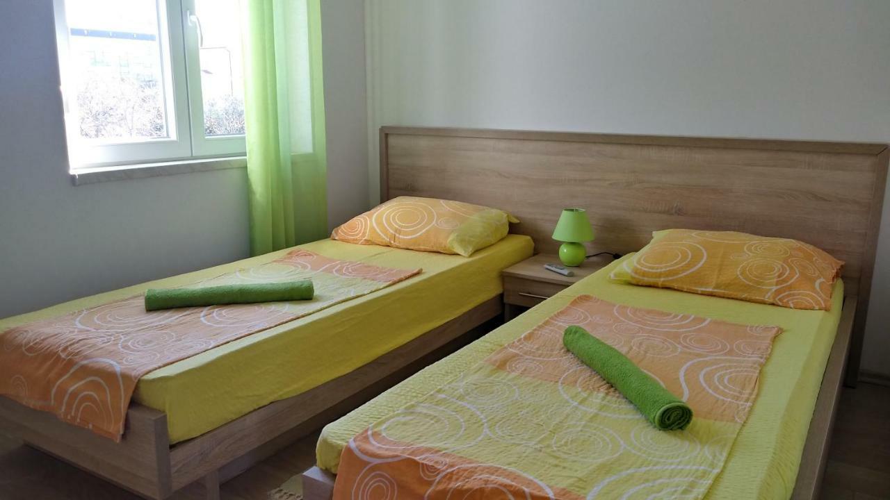 Apartments Booky Novalja Bagian luar foto