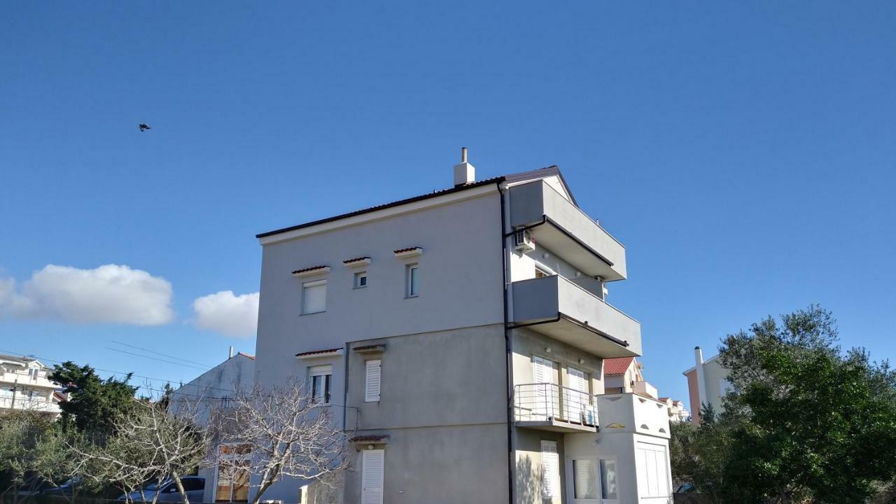 Apartments Booky Novalja Bagian luar foto
